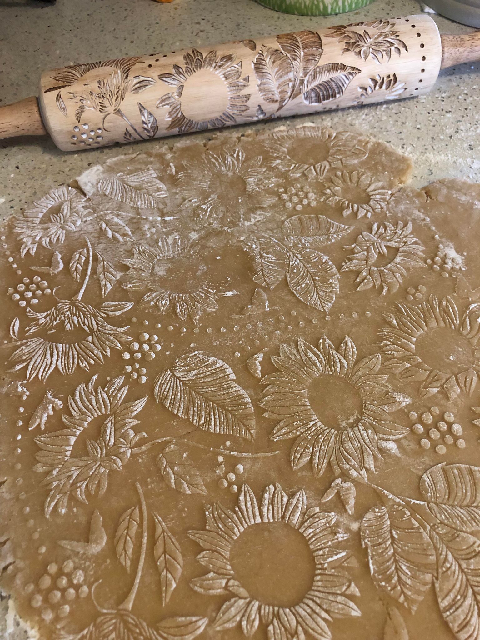 Sunflower Embossed Rolling Pin – A Touch of Kindness and Beauty for Baking & Pottery