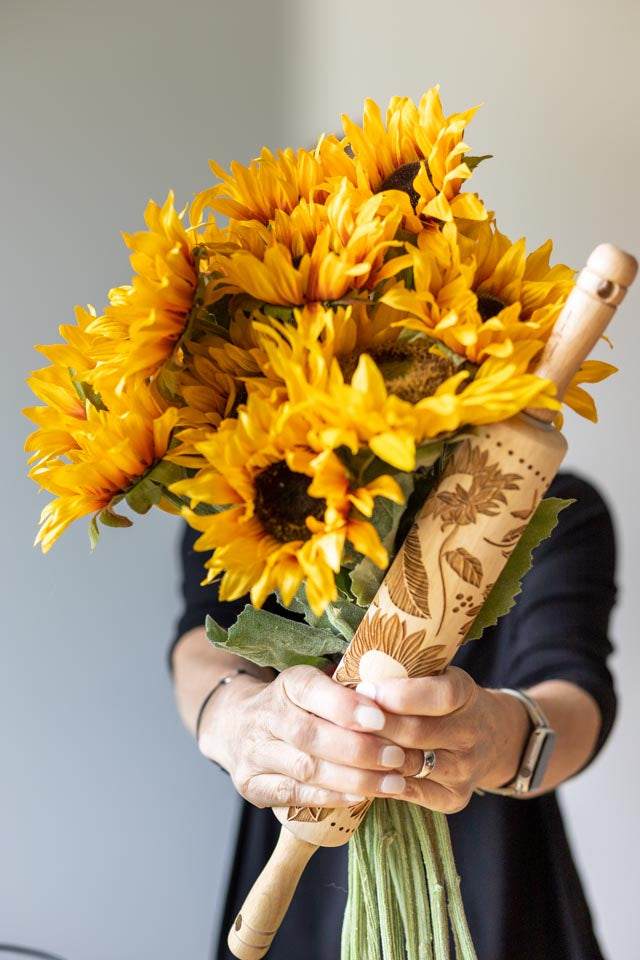 Sunflower Embossed Rolling Pin – A Touch of Kindness and Beauty for Baking & Pottery